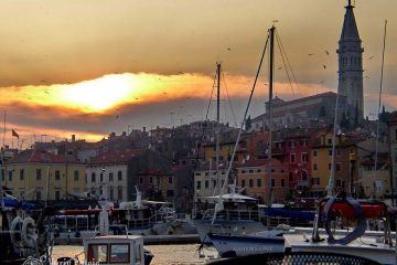 Причал в Ровине на закате Pier in Rovinj at sunset